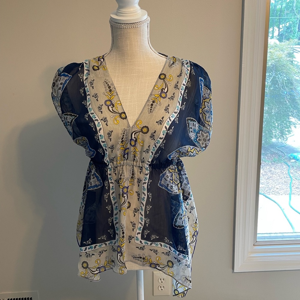 Guess top size small
